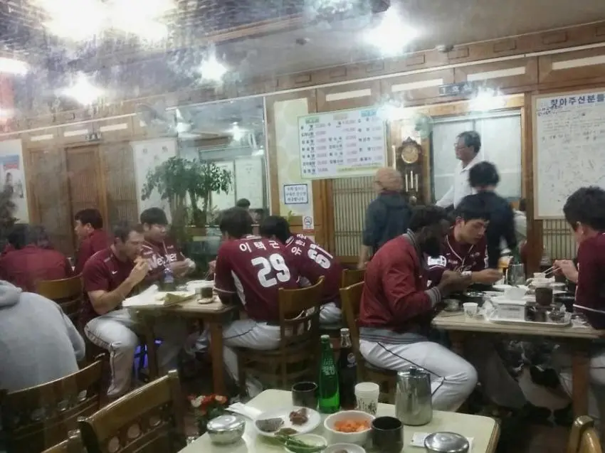 한국 어느 프로야구단의 회식장면 | mbong.kr 엠봉