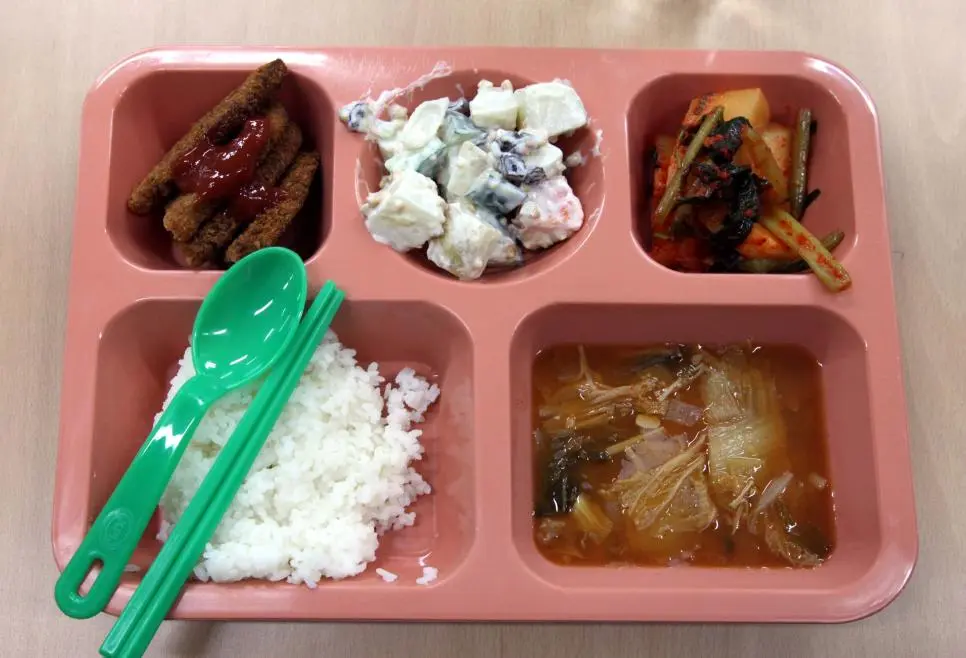 흔히 교도소vs군대 식사짤로 나도는 선동사진.jpg | mbong.kr 엠봉