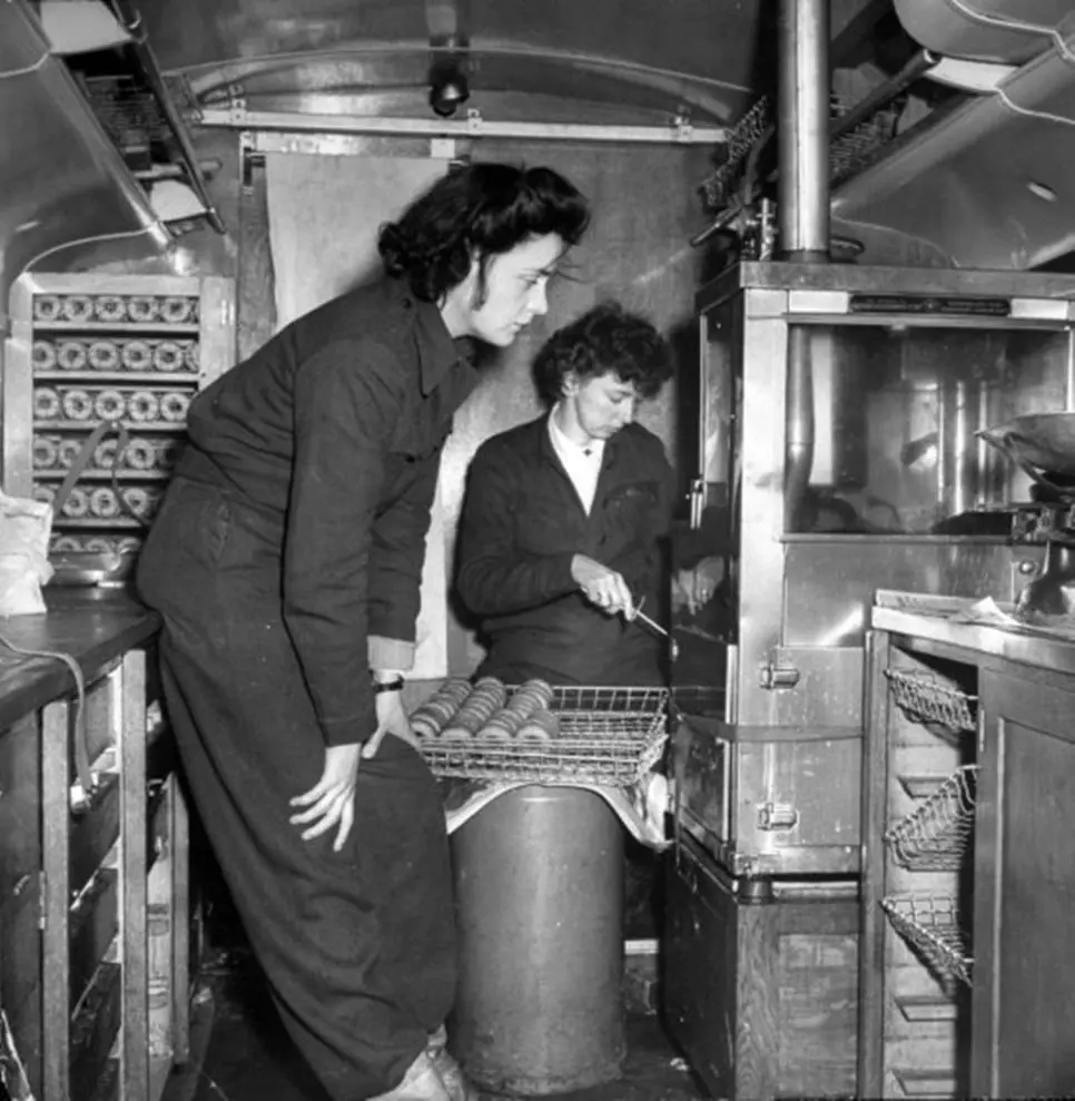 전쟁터의 도넛걸.jpg | mbong.kr 엠봉