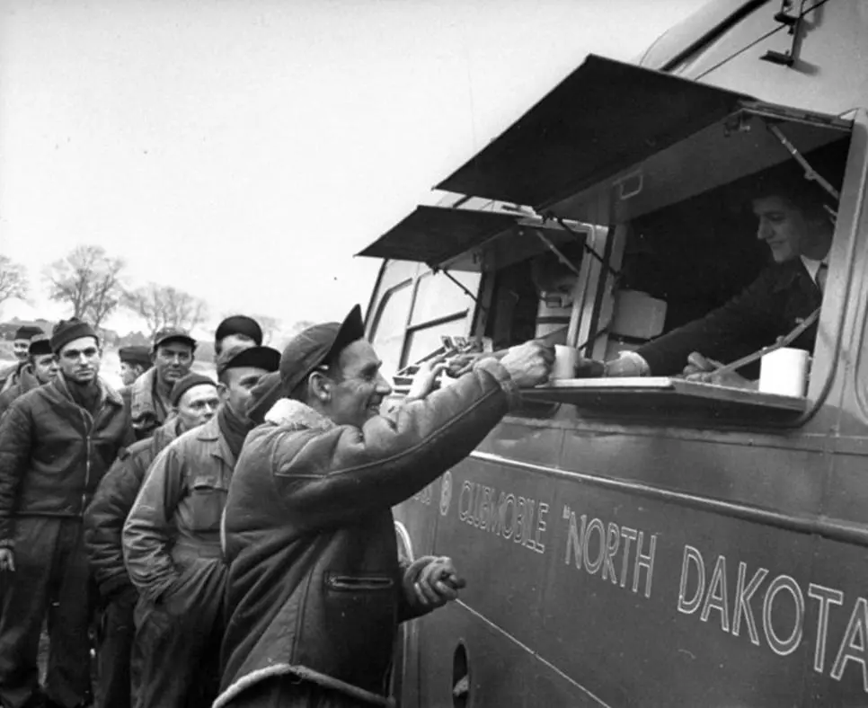 전쟁터의 도넛걸.jpg | mbong.kr 엠봉