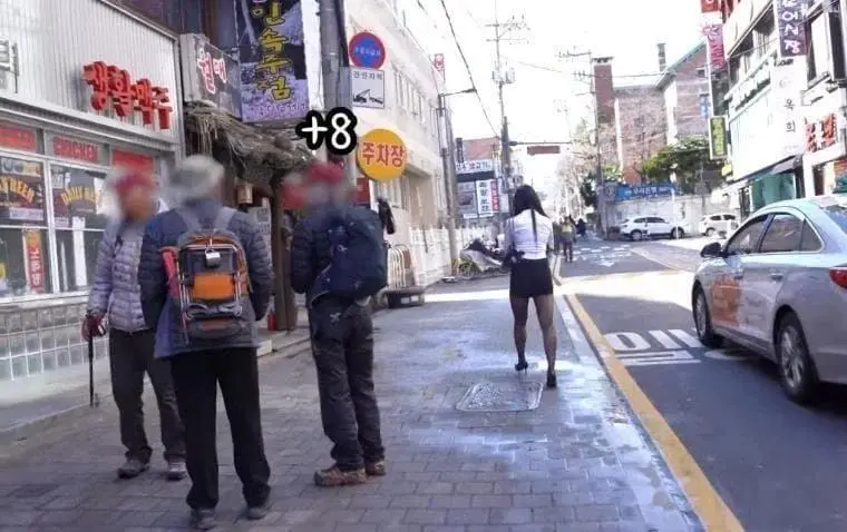 남자들이 다 쳐다보는 복장 | mbong.kr 엠봉