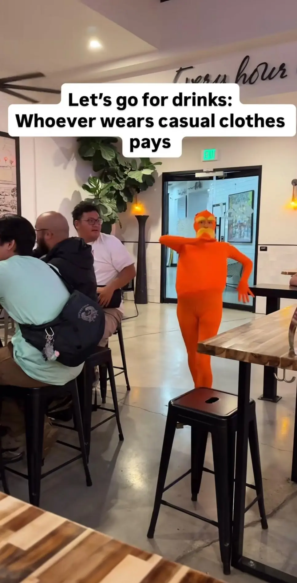 [평범하게 입고 온 사람이 술값 내기로 함.mp4_001]