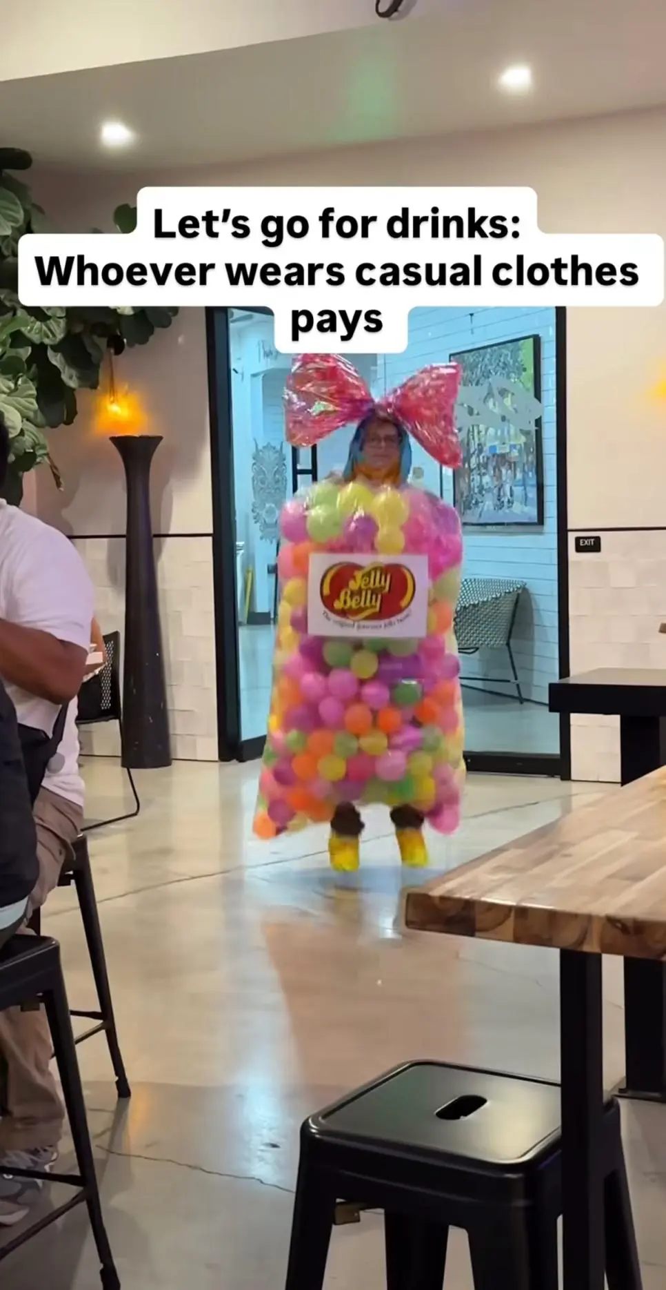 [평범하게 입고 온 사람이 술값 내기로 함.mp4_003]