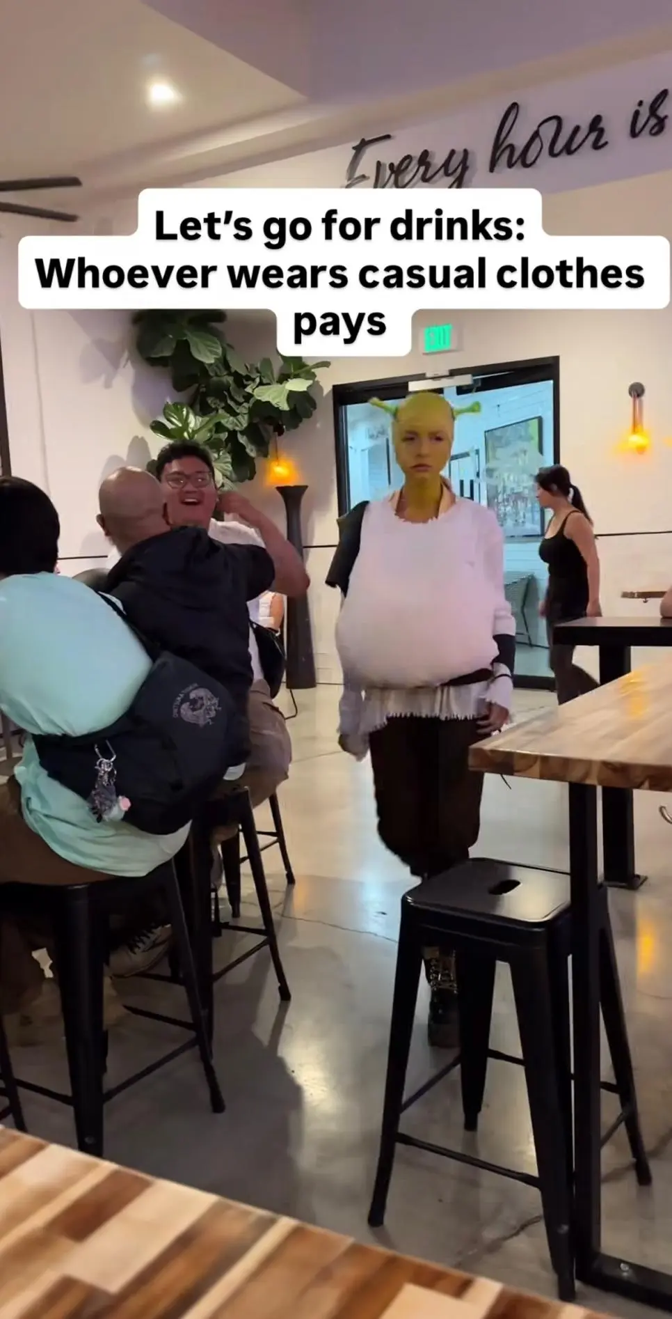 [평범하게 입고 온 사람이 술값 내기로 함.mp4_004]