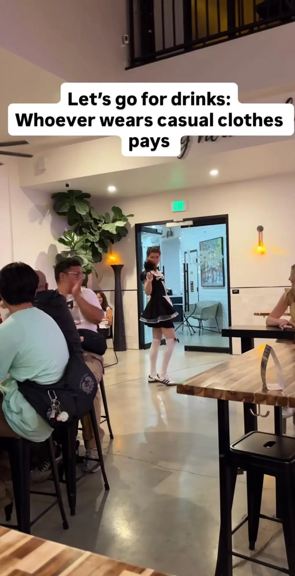 [평범하게 입고 온 사람이 술값 내기로 함.mp4_005]