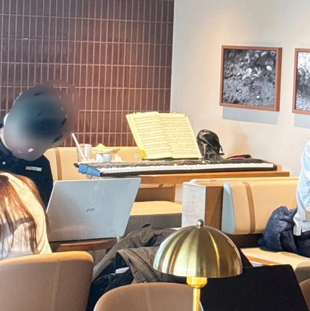 스벅에 개인 키보드까지 가져오는건 너무한거 아닌가 | mbong.kr 엠봉