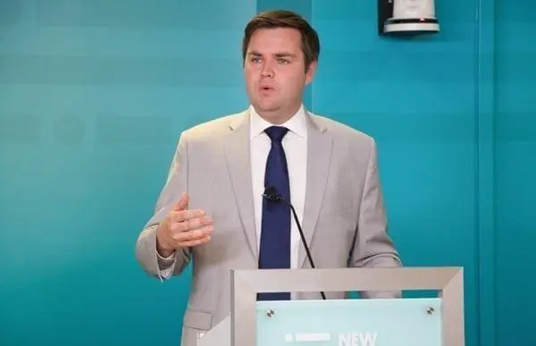 JD밴스 부통령 수염 없을때의 얼굴 | mbong.kr 엠봉