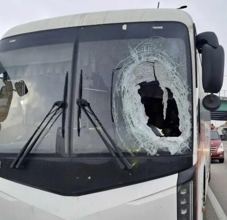 '바퀴 강타' 후 2차 사고 막았다…쓰러진 기사 대신 핸들 잡은 승객 | mbong.kr 엠봉