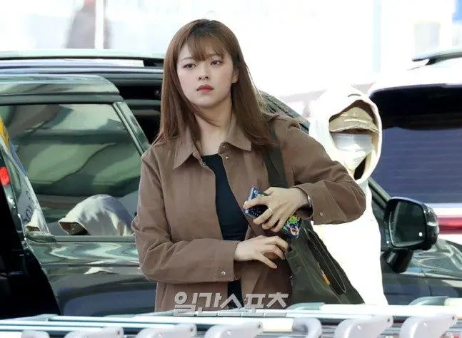 데뷔초 폼으로 돌아온 트와이스 정연 (공항 출국 샷) | mbong.kr 엠봉