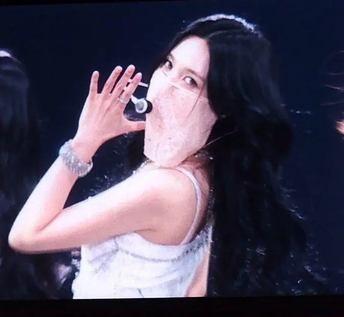 얼굴 가리고 콘서트를 한 아이돌 | mbong.kr 엠봉