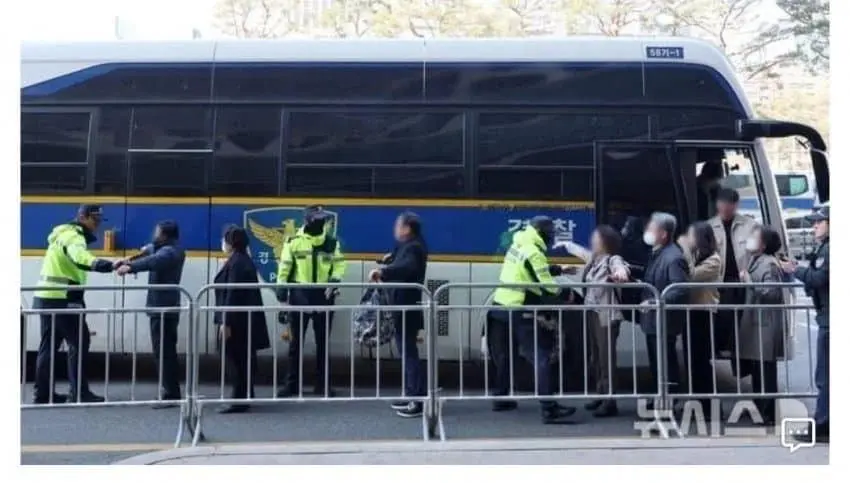 결혼식 가는데 당하는 몸수색 | mbong.kr 엠봉