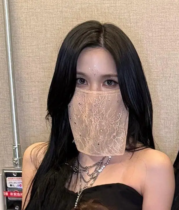 얼굴 가리고 콘서트를 한 아이돌 | mbong.kr 엠봉