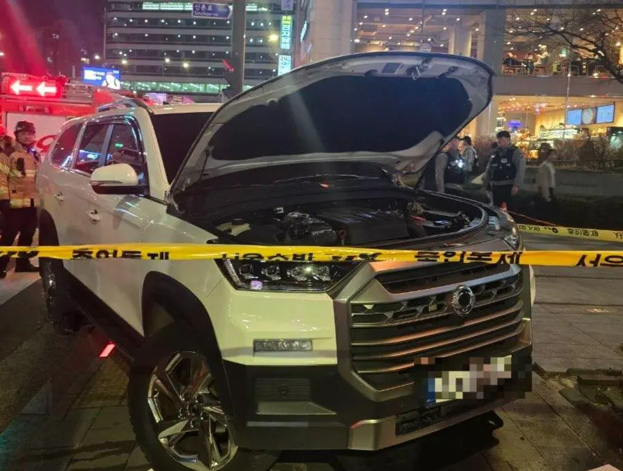 [기사] 홍대입구역 인근 음주운전 차량 인도 돌진, 일본인 여성 다리 깔려 | mbong.kr 엠봉