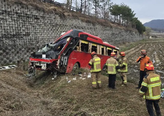 [속보] 45인승 통근버스 가드레일 뚫고 10ｍ 아래 떨어져…25명 부상 | mbong.kr 엠봉