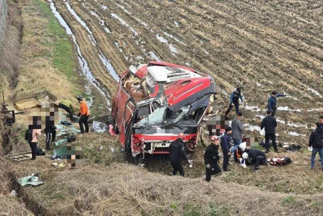 [속보] 45인승 통근버스 가드레일 뚫고 10ｍ 아래 떨어져…25명 부상 | mbong.kr 엠봉