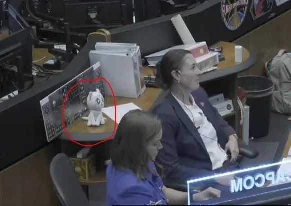 NASA 아르테미스 작전본부에 세일러문 아르테미스 인형 발견 | mbong.kr 엠봉