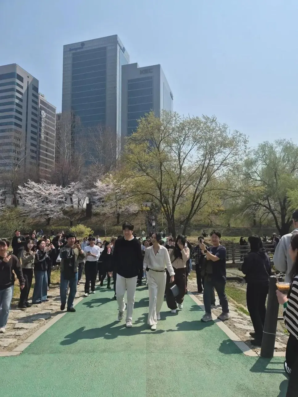 어제 양재천에 벚꽃 보러간 한가인-연정훈 부부 | mbong.kr 엠봉