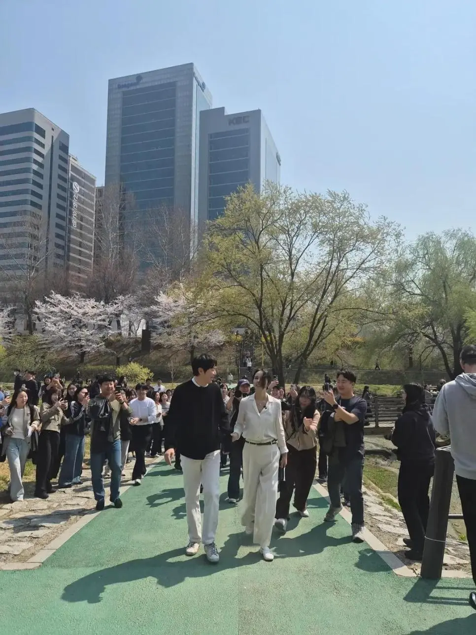 어제 양재천에 벚꽃 보러간 한가인-연정훈 부부 | mbong.kr 엠봉