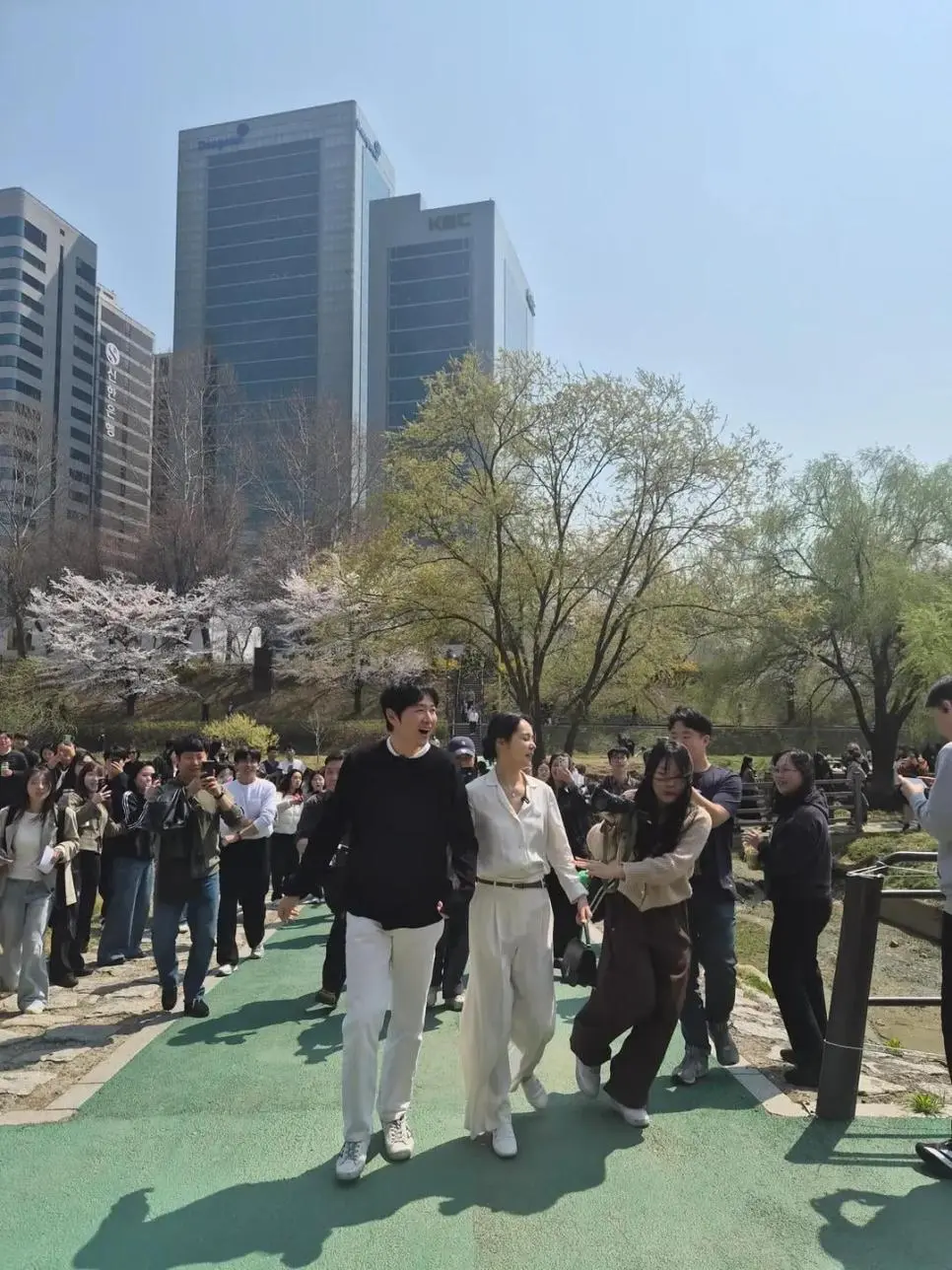 어제 양재천에 벚꽃 보러간 한가인-연정훈 부부 | mbong.kr 엠봉
