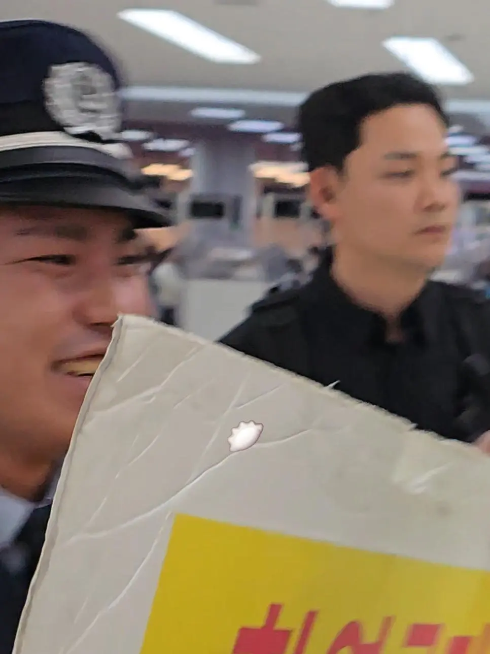 아이돌 경호하다가 화제가된 일본 경찰 | mbong.kr 엠봉