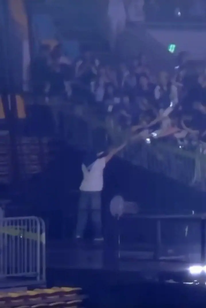 주의) 어제자 추락 사고 발생한 슈퍼쥬니어 콘서트 | mbong.kr 엠봉