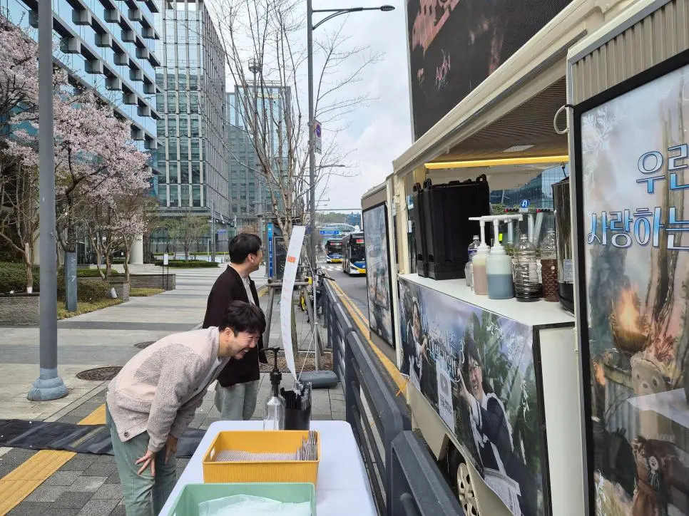 트럭을 받은 NC임직원 표정 | mbong.kr 엠봉