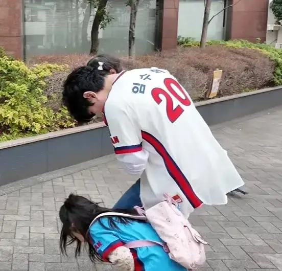 롯데 우승을 기원하던 한일부부 유튜버 근황 | mbong.kr 엠봉