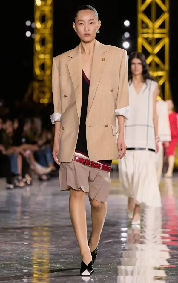 허리 라인을 많이 내린 샤넬 | mbong.kr 엠봉