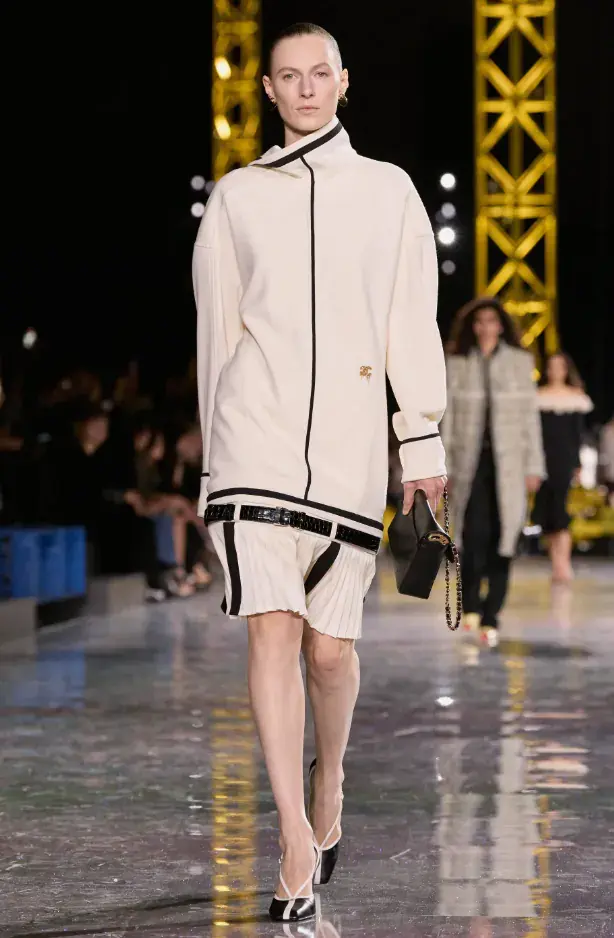 허리 라인을 많이 내린 샤넬 | mbong.kr 엠봉