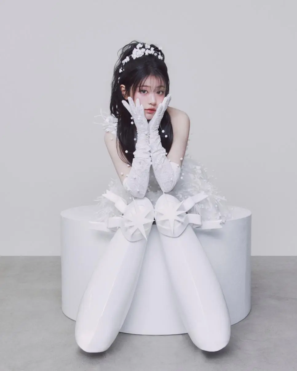 QWER 4번째 미니앨범 CEREMONY 컨셉포토 | mbong.kr 엠봉