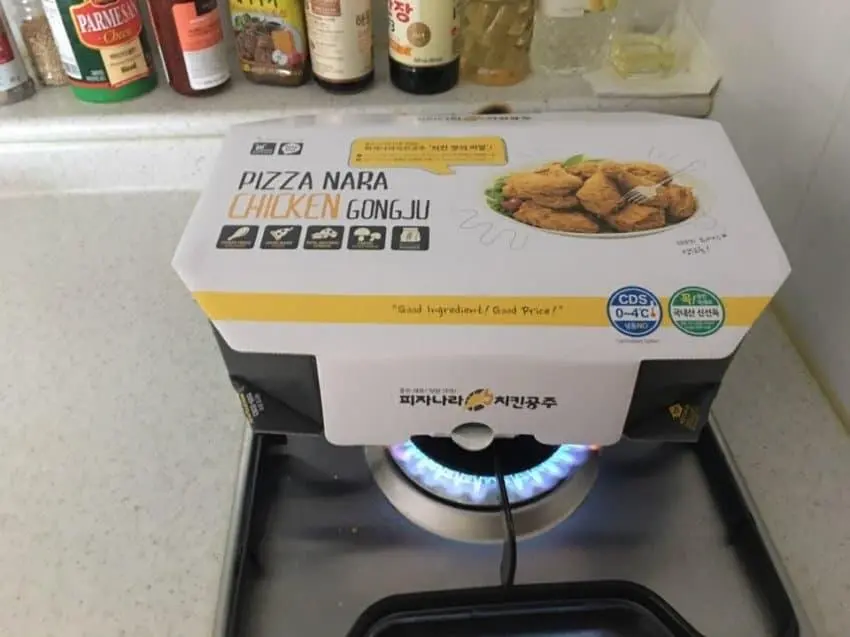 위꼴주의) 들어오면 치킨 뎁히는 짤임 | mbong.kr 엠봉