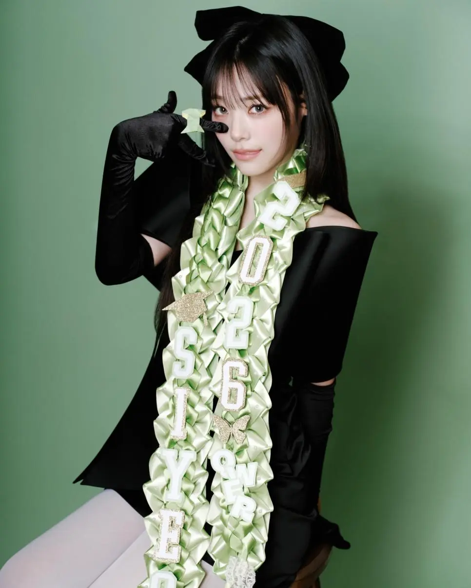 QWER 4번째 미니앨범 CEREMONY 컨셉포토 | mbong.kr 엠봉