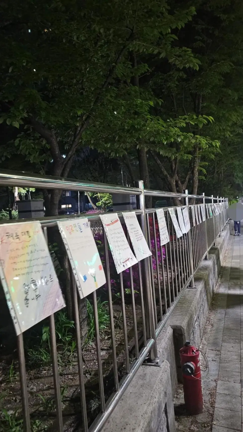 운동회 예정 초등학교 담벼락에 빼곡히 붙은 학생들이 직접 쓴 소음 양해문.jpg | mbong.kr 엠봉