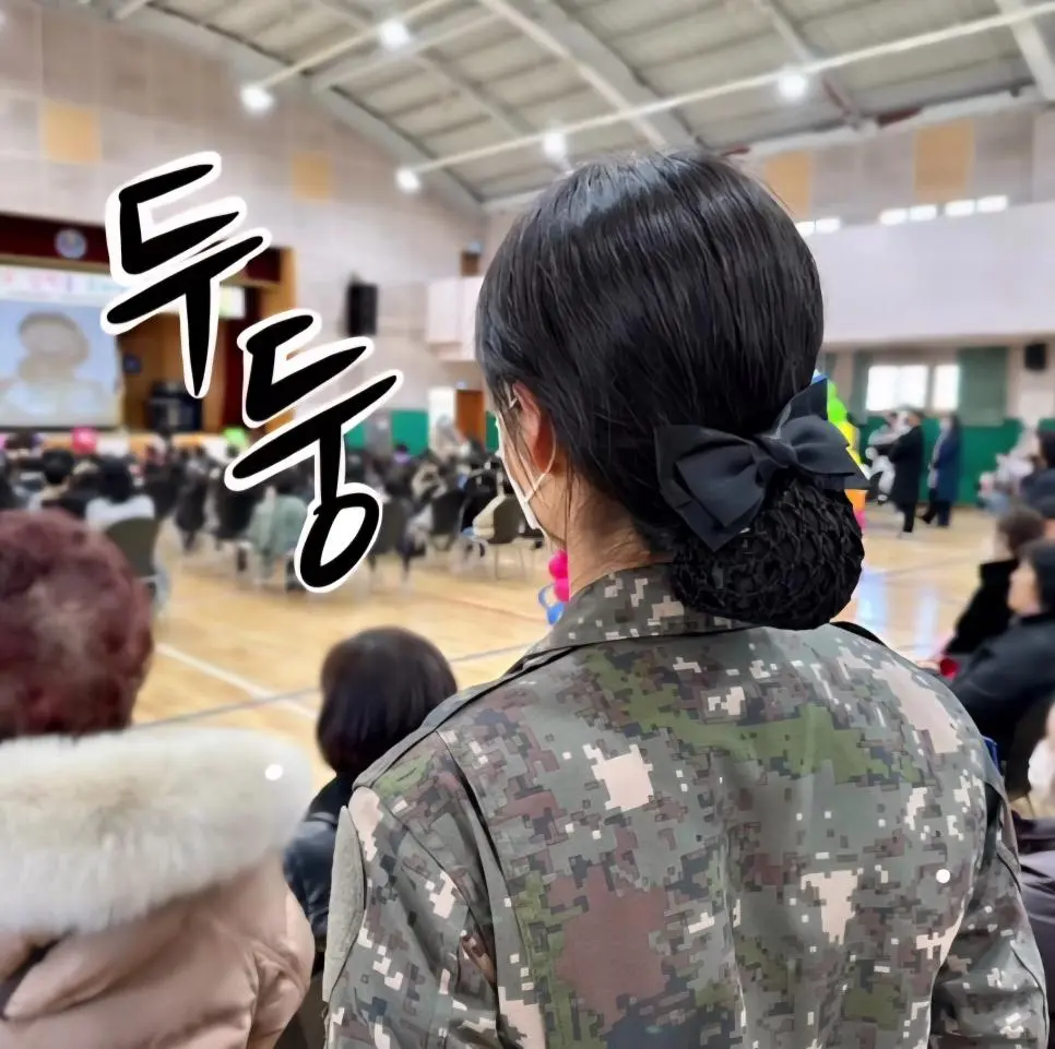 아들 입학식에 군복 입고 온 엄마 | mbong.kr 엠봉