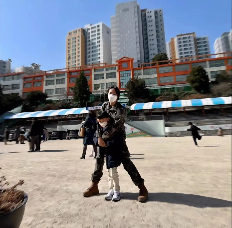 아들 입학식에 군복 입고 온 엄마 | mbong.kr 엠봉