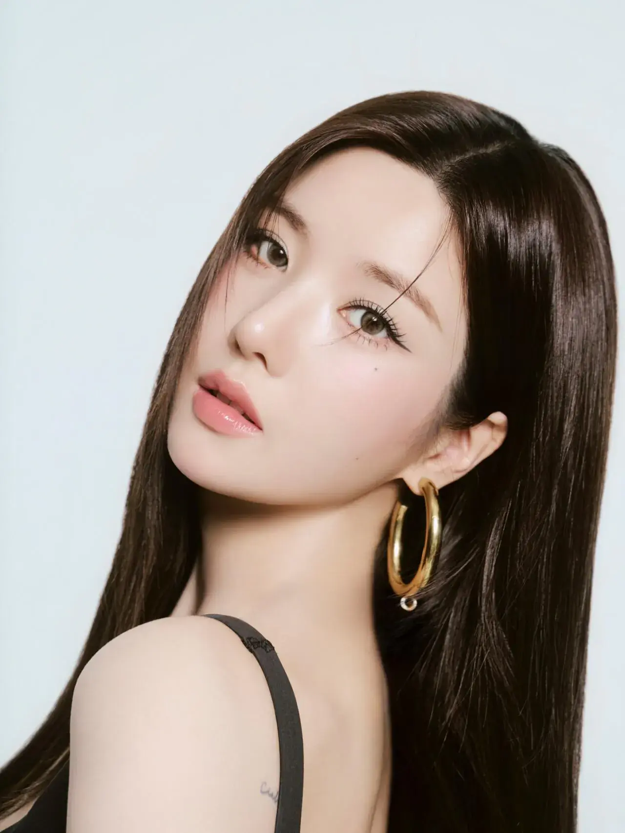 딱 붙는 옷을 입은 권은비 | mbong.kr 엠봉