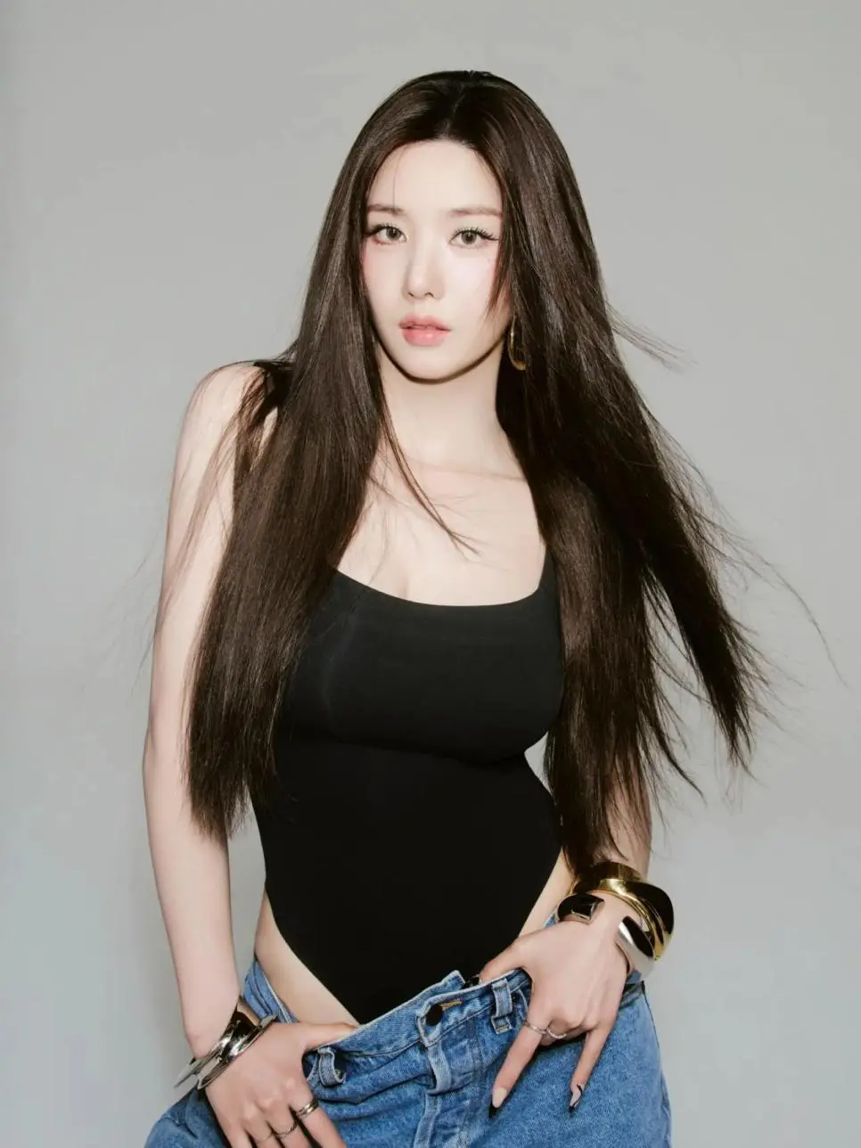 딱 붙는 옷을 입은 권은비 | mbong.kr 엠봉