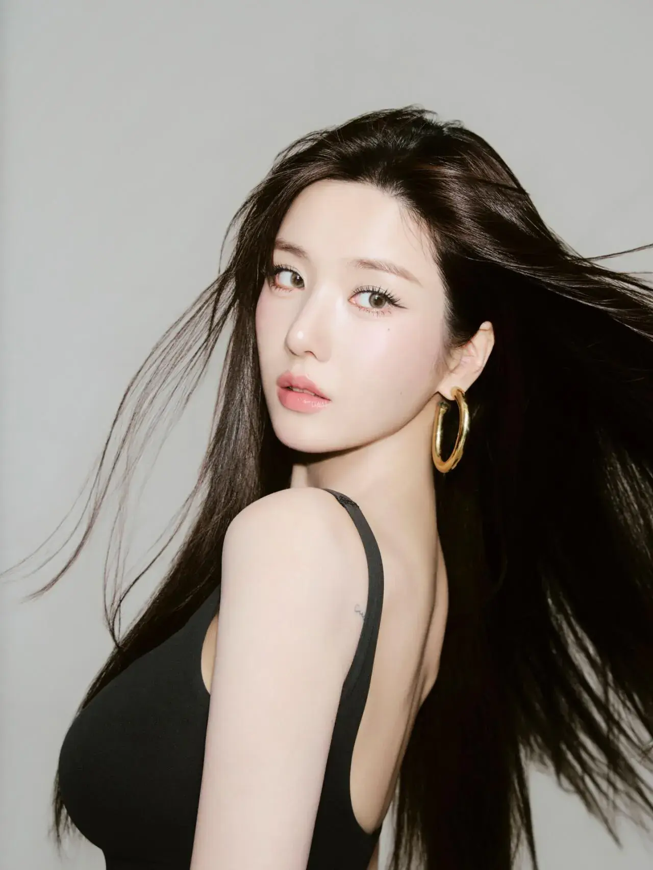 딱 붙는 옷을 입은 권은비 | mbong.kr 엠봉