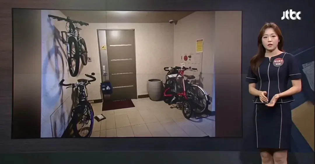 아파트 복도 벽을 뚫어서 자전거 거치대 설치한 입주민 | mbong.kr 엠봉