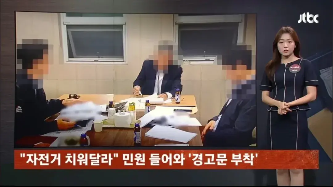 아파트 복도 벽을 뚫어서 자전거 거치대 설치한 입주민 | mbong.kr 엠봉