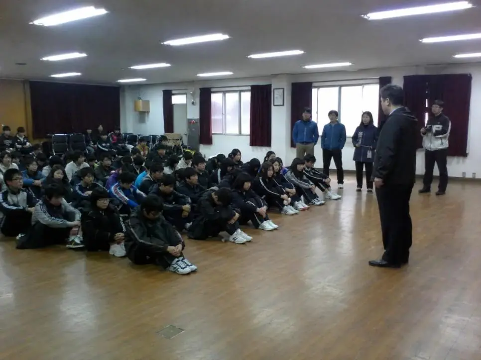 GPT 신모델로 만든 2009년 수학여행 사진 | mbong.kr 엠봉