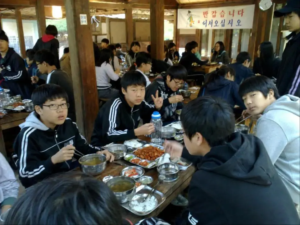 GPT 신모델로 만든 2009년 수학여행 사진 | mbong.kr 엠봉