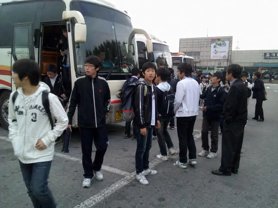 GPT 신모델로 만든 2009년 수학여행 사진 | mbong.kr 엠봉