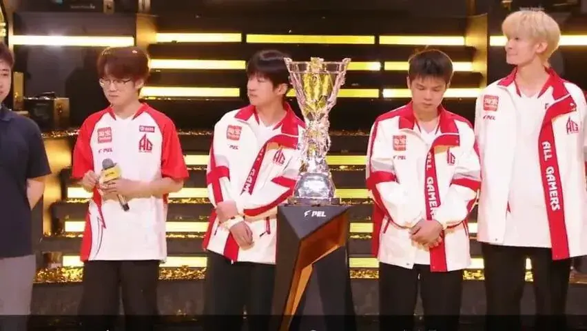 어제자 중국 프로게이머 페이커 기습숭배 | mbong.kr 엠봉